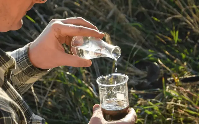 Prélèvement d'un échantillon d'eau souterraine